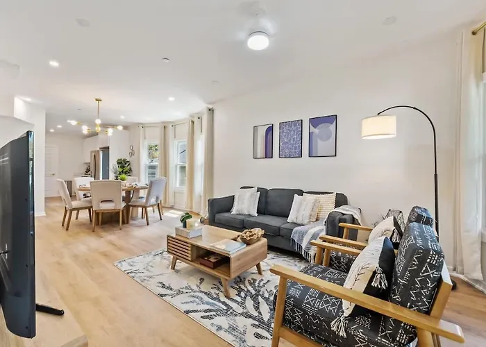 New 10-min To Downtown Holiday home