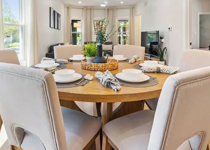 New 10-min To Downtown Holiday home Oak Park