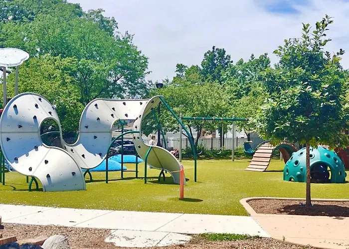 New 10-min To Downtown Holiday home Oak Park
